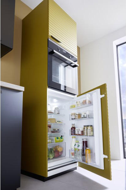 Kuboth Küchenstudio: Kühlschrank und gelber Einbauschrank