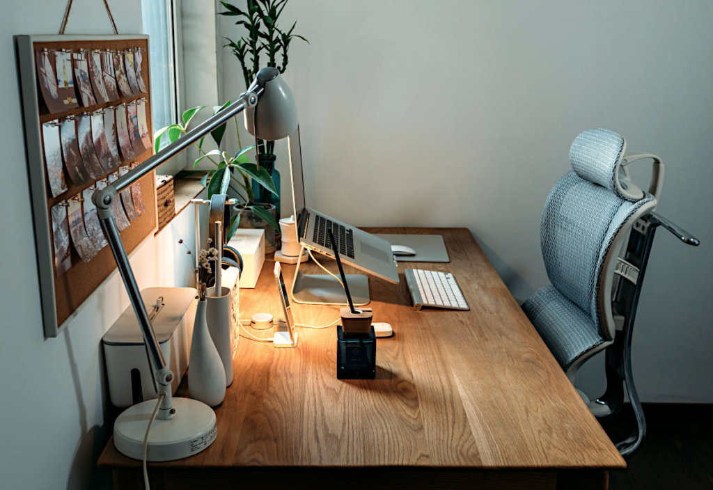 Bürostuhl und Schreibtisch: ergonomischer Arbeitsplatz im Home-Office